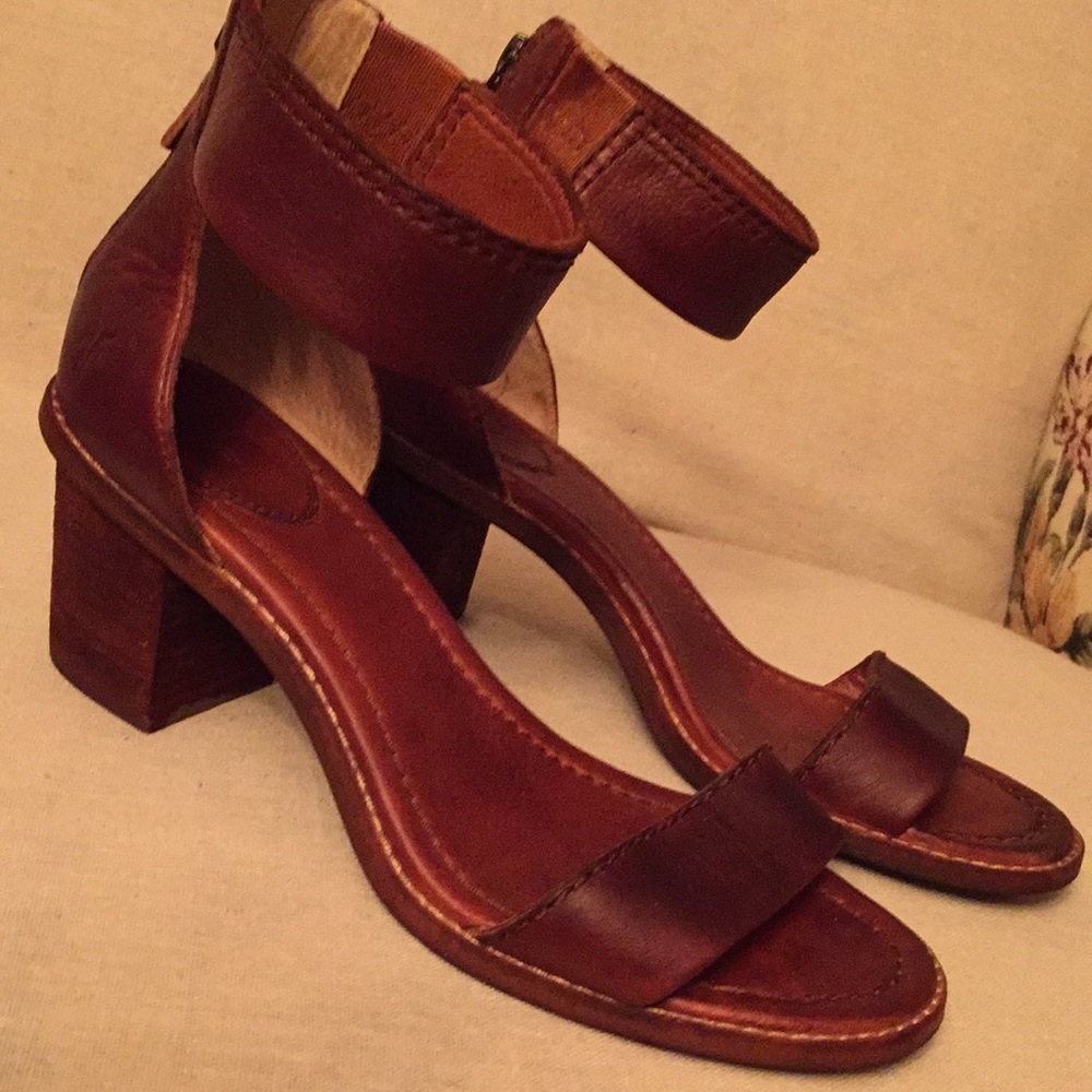 Gorgeous Frye Sandals